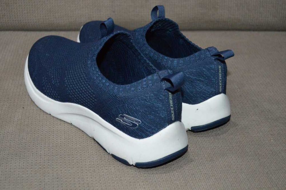 Adidasi Skechers fara siret 45