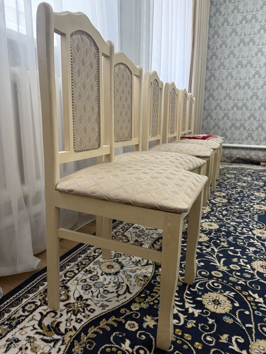 Стол и стулья в хорошем качестве