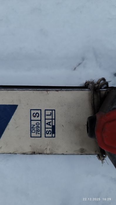 Продам зимние лыжи