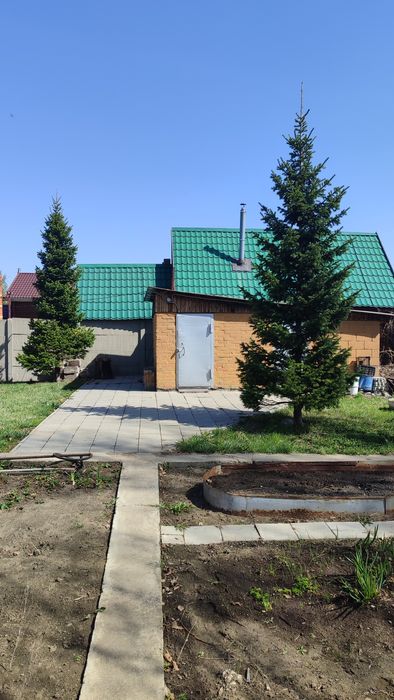 Продам дачу с выходом на воду .