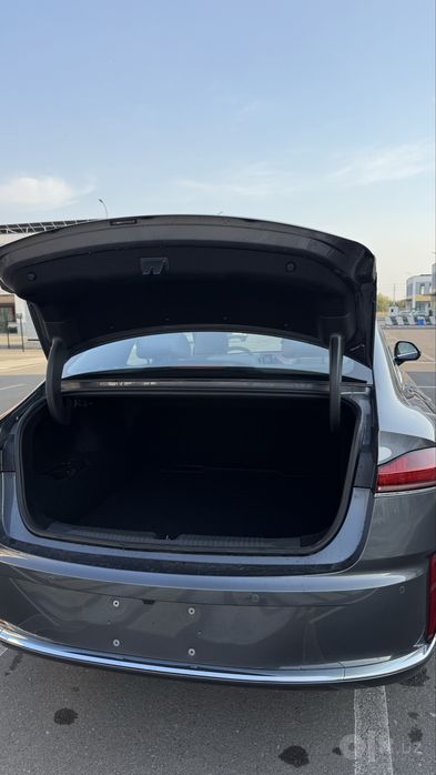 Roewe M7 DMH 2026 Gibrid 2050 km kulrang