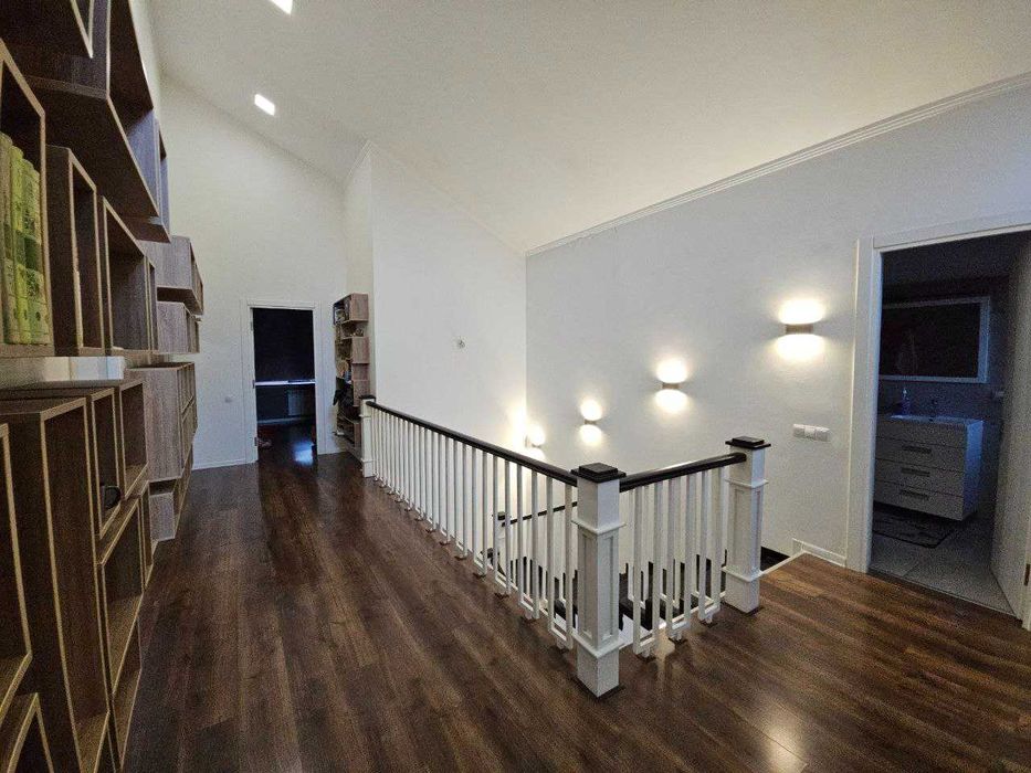 Продается собственный трехуровневый кирпичный дом