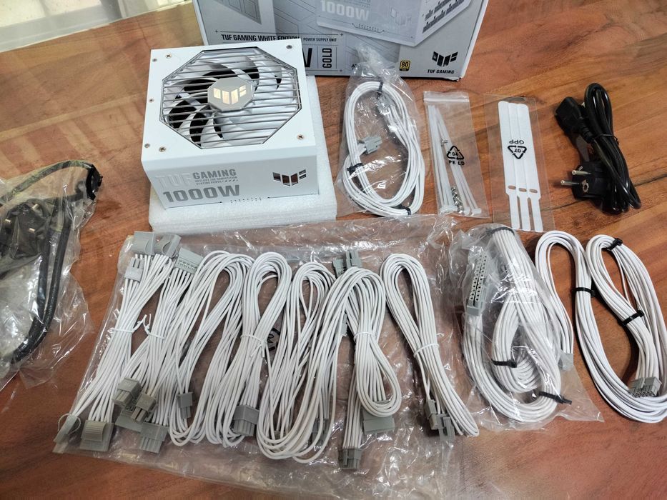 Продавам запазено захранване ASUS TUF Gaming 1000W Gold White Edition