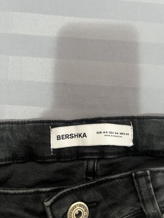Blugi Bershka negri distressed/ripped cu stropi multicolori – mărimea 44