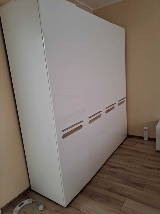 Спалня с матрак, гардероб, скрин, нощни шкафчета и огледало