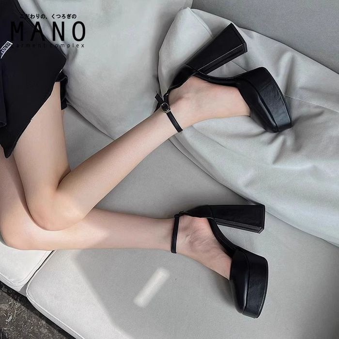 Черные туфли на каблуках