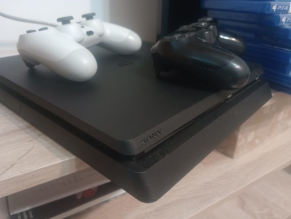 Vând PS4 Pro+două contolere+15 jocuri