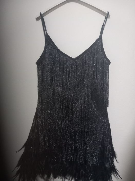 Rochie cu pene si franjuri stralucitori