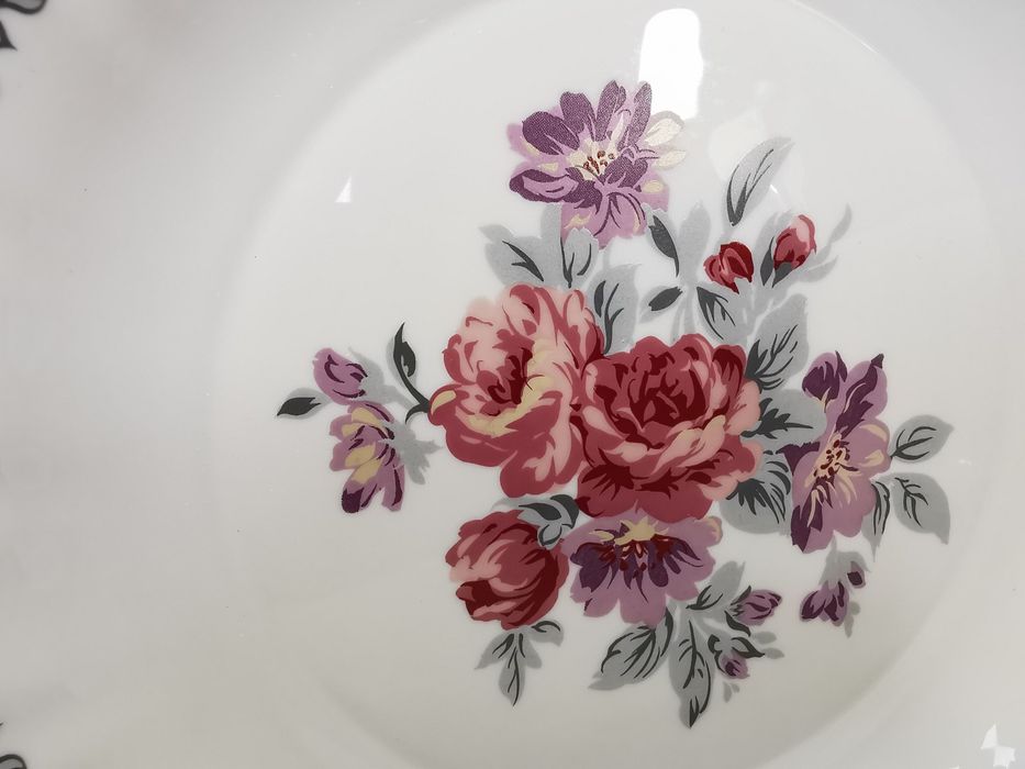 Нов, уникално красив сервиз за храна от аркопал, 18 части.