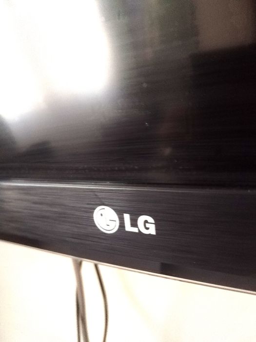 Телевизор LG със стойка за стена.