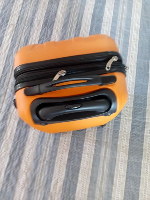 Чемодан продам новый