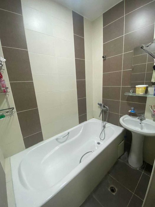 Аллон махаллада 2- кавватли уй, 3-сотка, 6-хона, подвали бор.