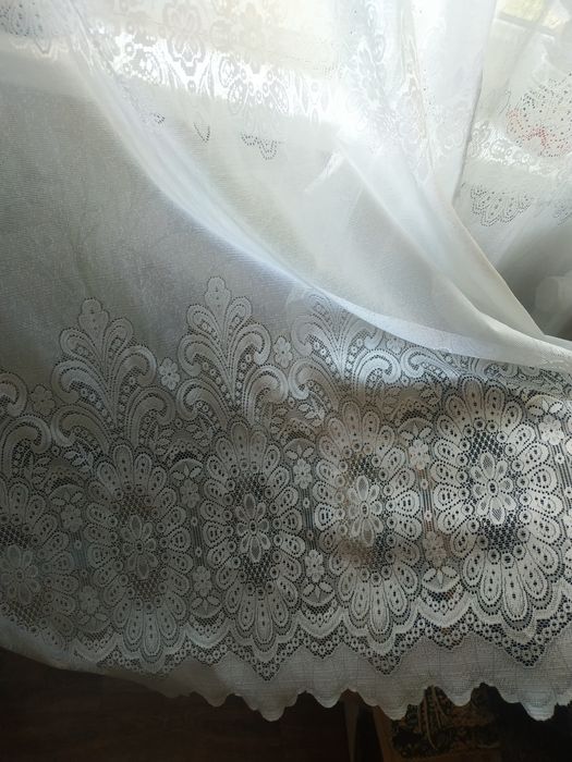 Тюль белого цвета. Две половинки по 1,15 м.