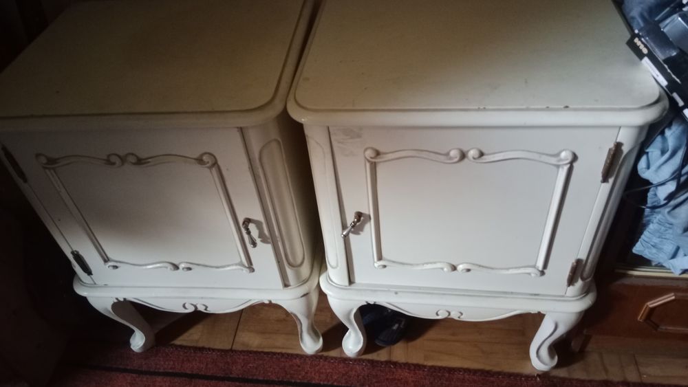 Продам кровать, комод, тумбочки.