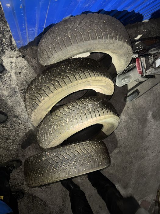 Продам комплект зимних шин 215/70/R16