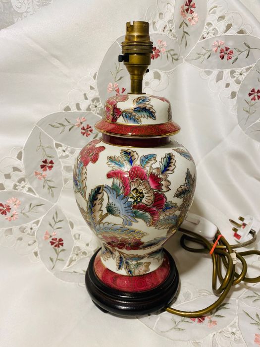 настолна порцеланова лампа