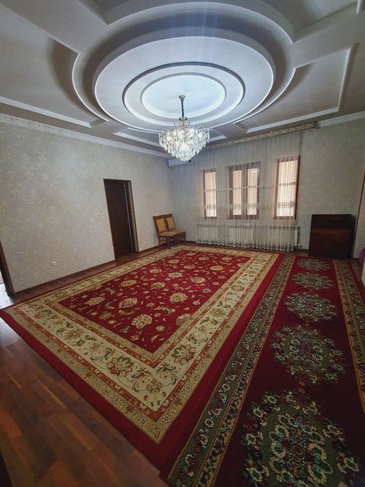 Uch qahramon xojiota,   hovli sotiladi
