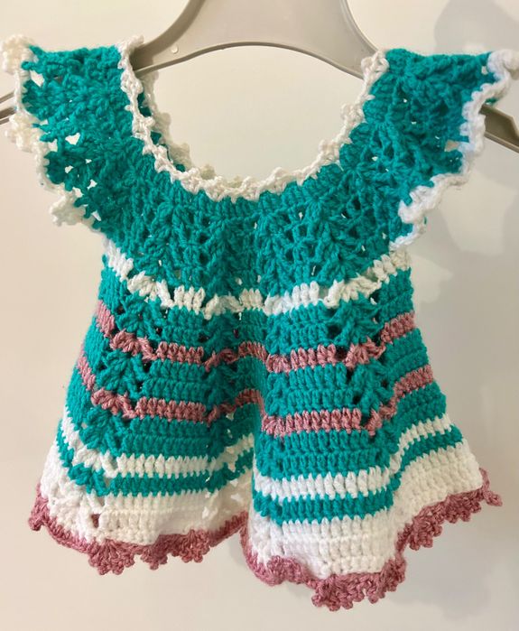 Продавам ръчно плетена бебешка рокличка