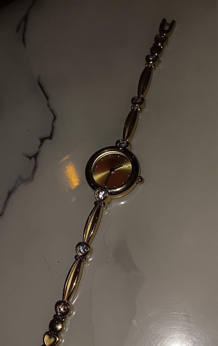 Елегантен дамски часовник Accurist – златист, с камъни, като нов