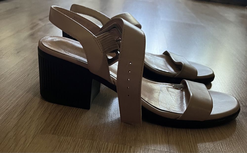 Продам босоножки 37-38р бу