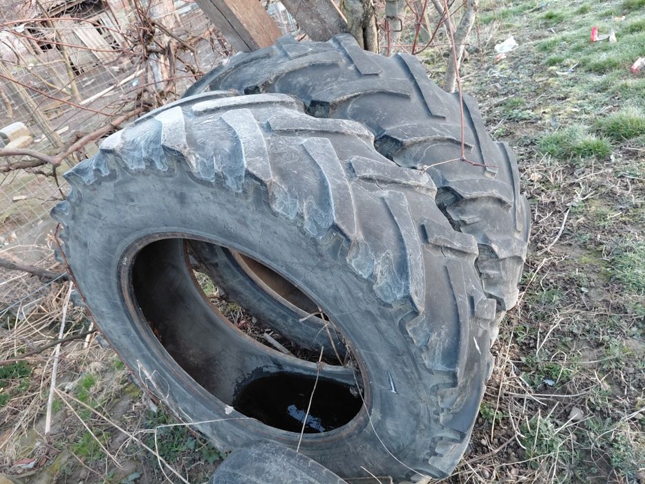 Vând cauciuc tractor una pereche pe30. Și una pe 20
