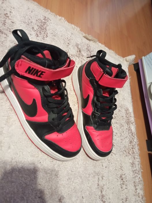Adidași Nike înalți roșu și negru mărimea 38,5