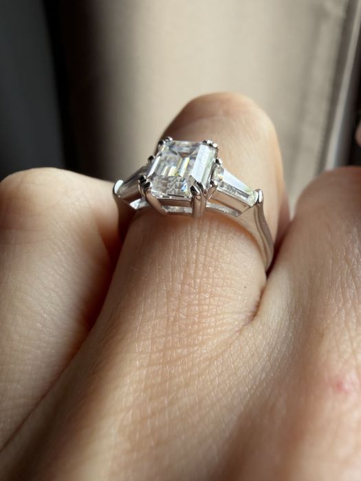 Inel cu moissanite de 2,4 CT emerald cut