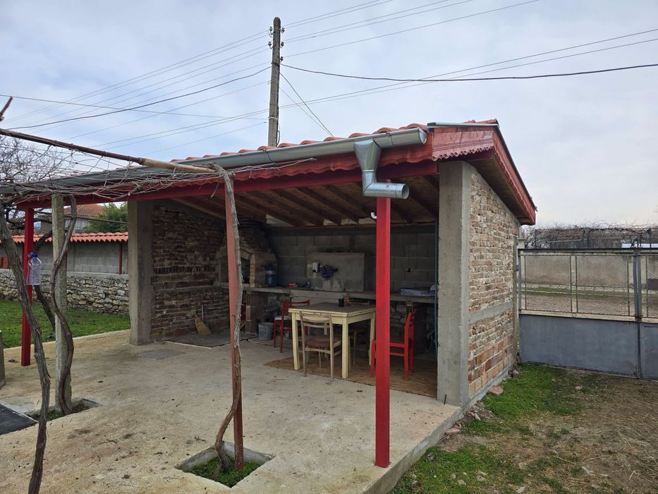 Просторна къща с голям двор 2 декара