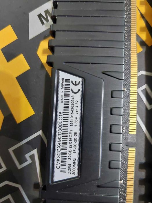 16GB 3000Mhz , 3200Mhz  DDR4 - Corsair Vengance LPX - 1x16GB