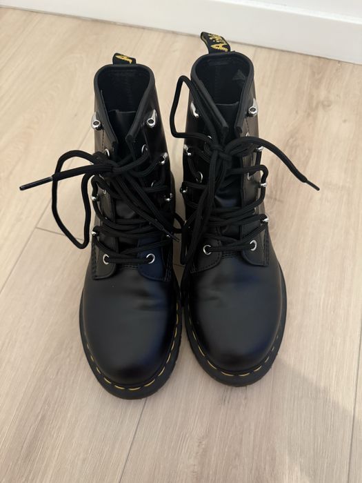 Bocanci Dr Martens negri , cu tinte argintii