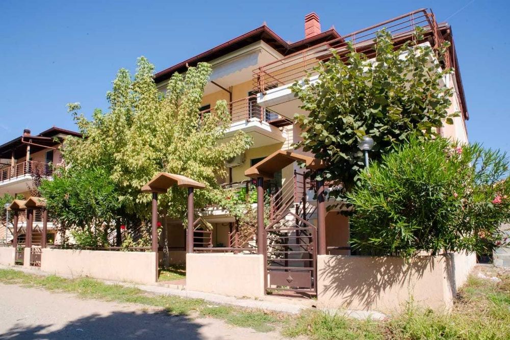 Продава къща - мезонет 90 м2 и двор 120 м2 в Аспровалта, Гърция