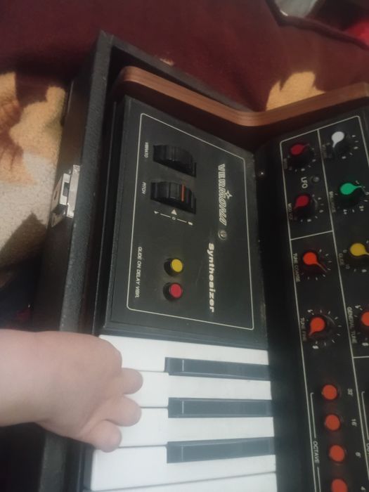 Продаётся синтезатор