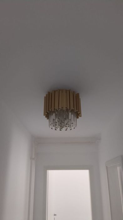 Lustre de vanzare