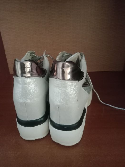 Продам красовки новые Bella