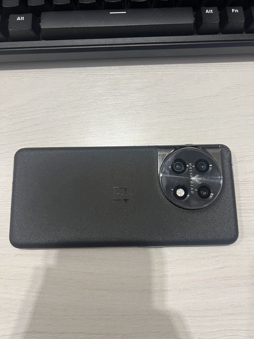 Продам OnePlus 11