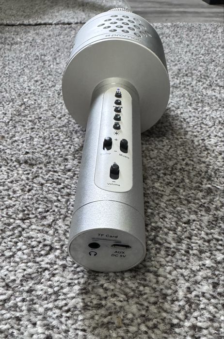 Microfon Karaoke Wireless cu Bluetooth și Lumini LED – Stare Excelentă!