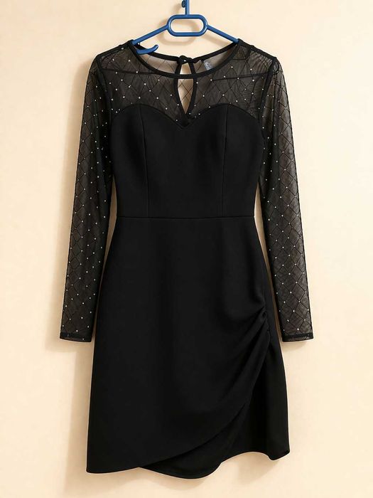 Елегантна черна рокля с прозрачни ръкави