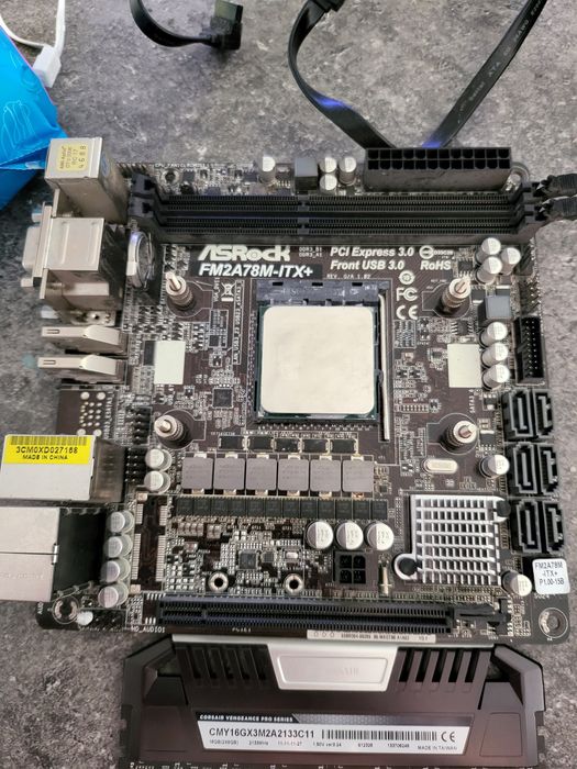 Две кутии, дъно, процесор, 6 плочки рам и захранване