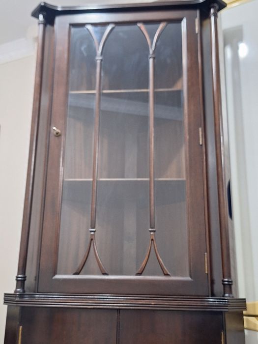 Френска ъглова витрина