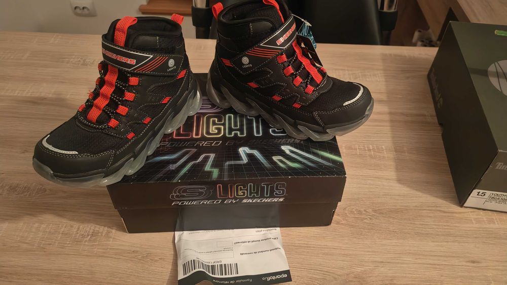 Vând ghete noi ,in cutie,Skechers, cu lumini, copii 34