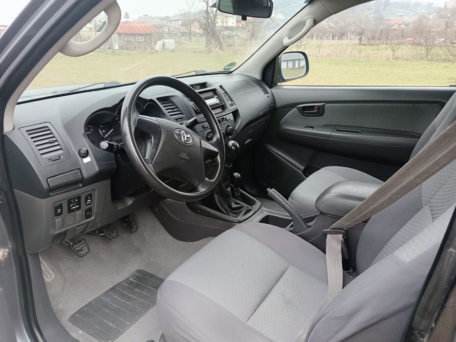 Toyota Hilux ...fara rugina..bena lunga