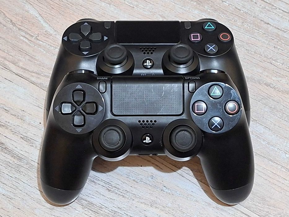 Продавам Ps 4 slim с два джоистика,кабел и включва игра GTA 5.Вътре във плейстеишънът има още много игри.