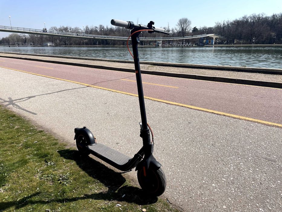 Електрическата тротинетка Segway Ninebot F40E е