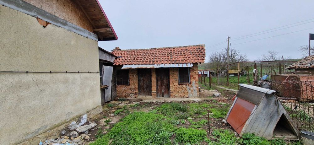 Продава се къща с голям двор, гараж и кладенец в с. Врачанци