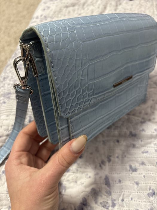 Продавам чанта с леки следи от употреба