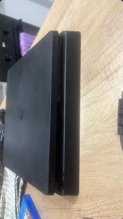 Ps4 slim.