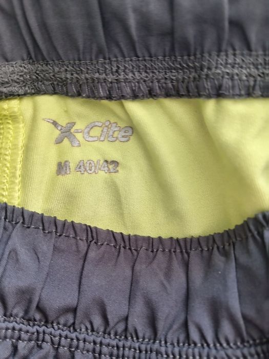 Vând pantaloni scurți  unisex
