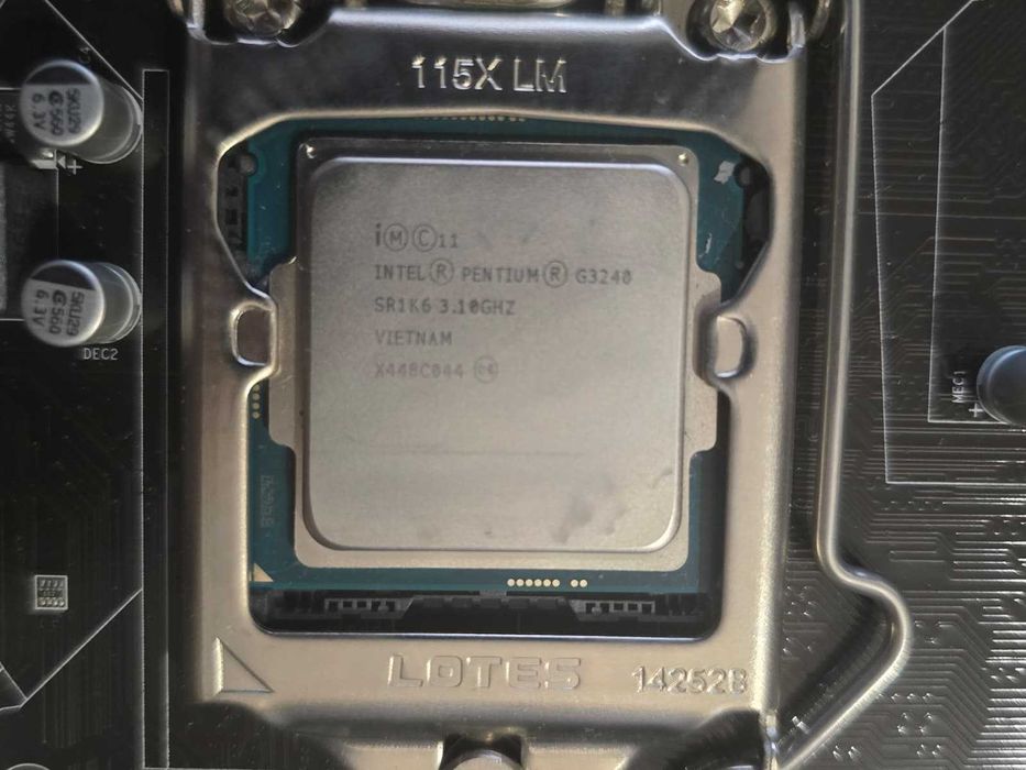 Placa de baza GIGABYTE GA-H81M-S1, LGA 1150 + Procesor G3240