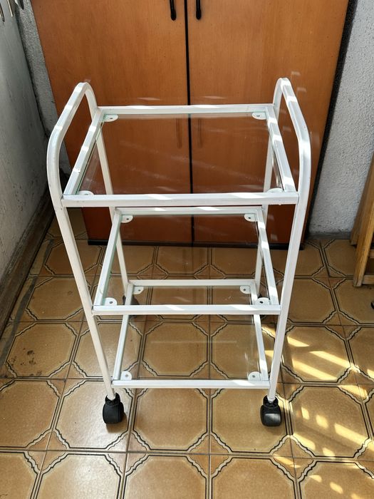 Продаю стол помощник для косметолога