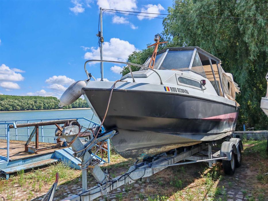 Barca cu motor outboard si peridoc cu punte dubla